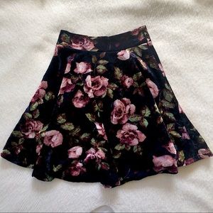Fashion Magazine Deep Violet Floral Velvet Skirt Flowy Form Fitting Size Small